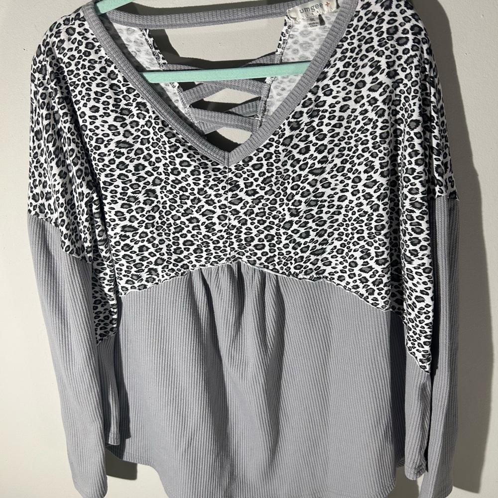 Boho Umgee Gray Leopard Print V-Neck Top NWOT 1XL